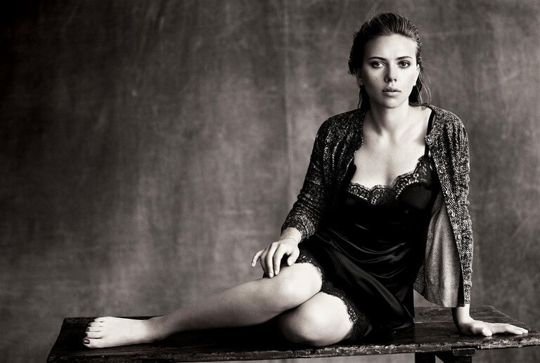 90+ photos of Scarlett Johansson's legs (bonus inside)